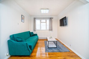 Living area - Impeccable 3-bed House in Abbeywood (London)