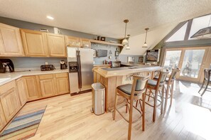 Kjøleskap, mikrobølgeovn, kokeplater og oppvaskmaskin