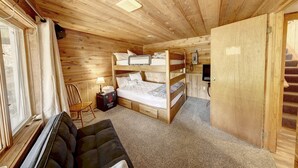 4 bedrooms, Internet, bed sheets - Koby Chalet Nestled Back in the Woods (Ellicottville)