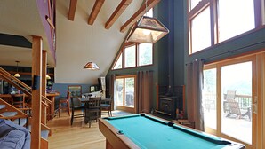Games room - Koby Chalet Nestled Back in the Woods (Ellicottville)