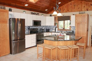 Frigorífico, microondas, placa de cocina y lavavajillas