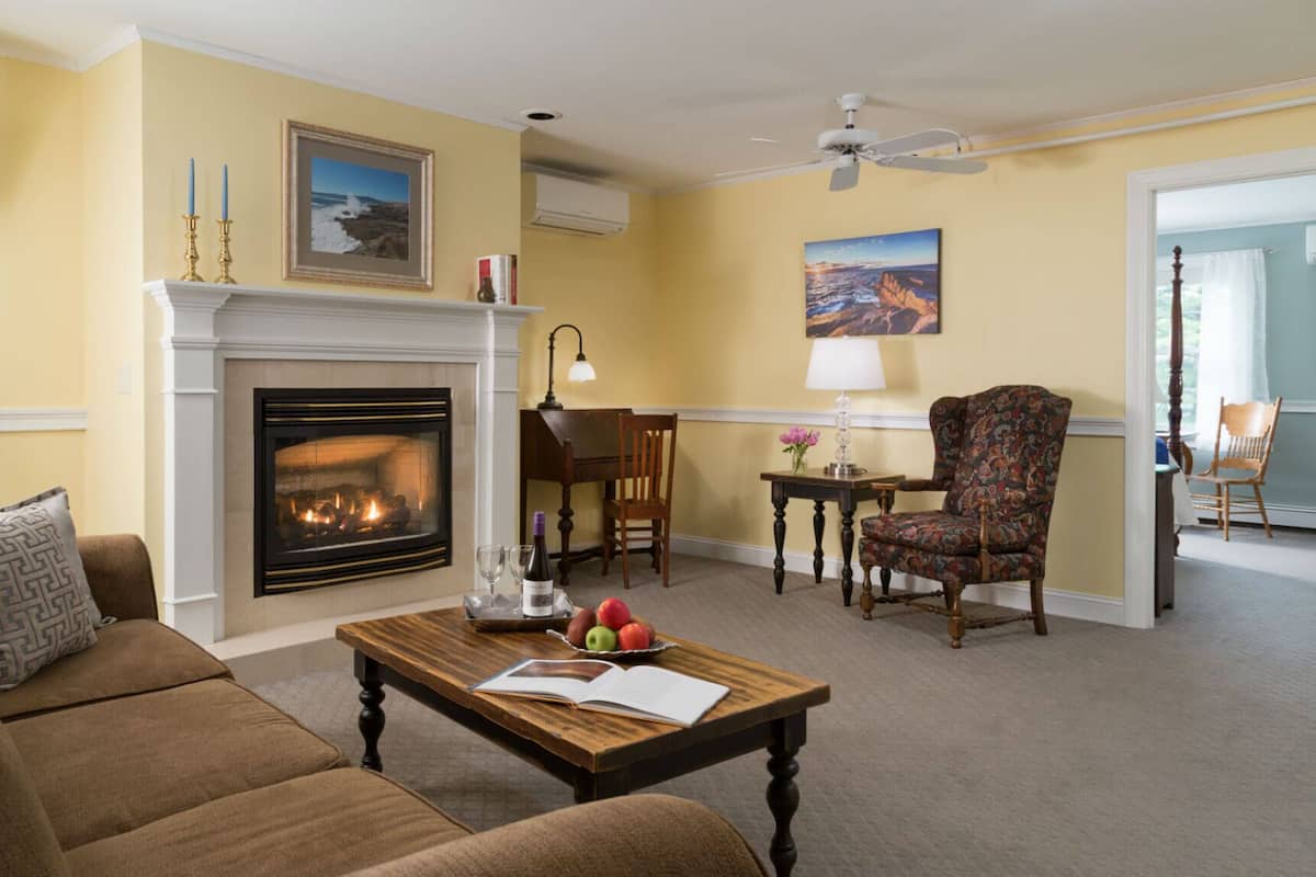 Acadia Suite, 2nd Floor, Fireplace, Jetted Spa Tub | Wohnbereich