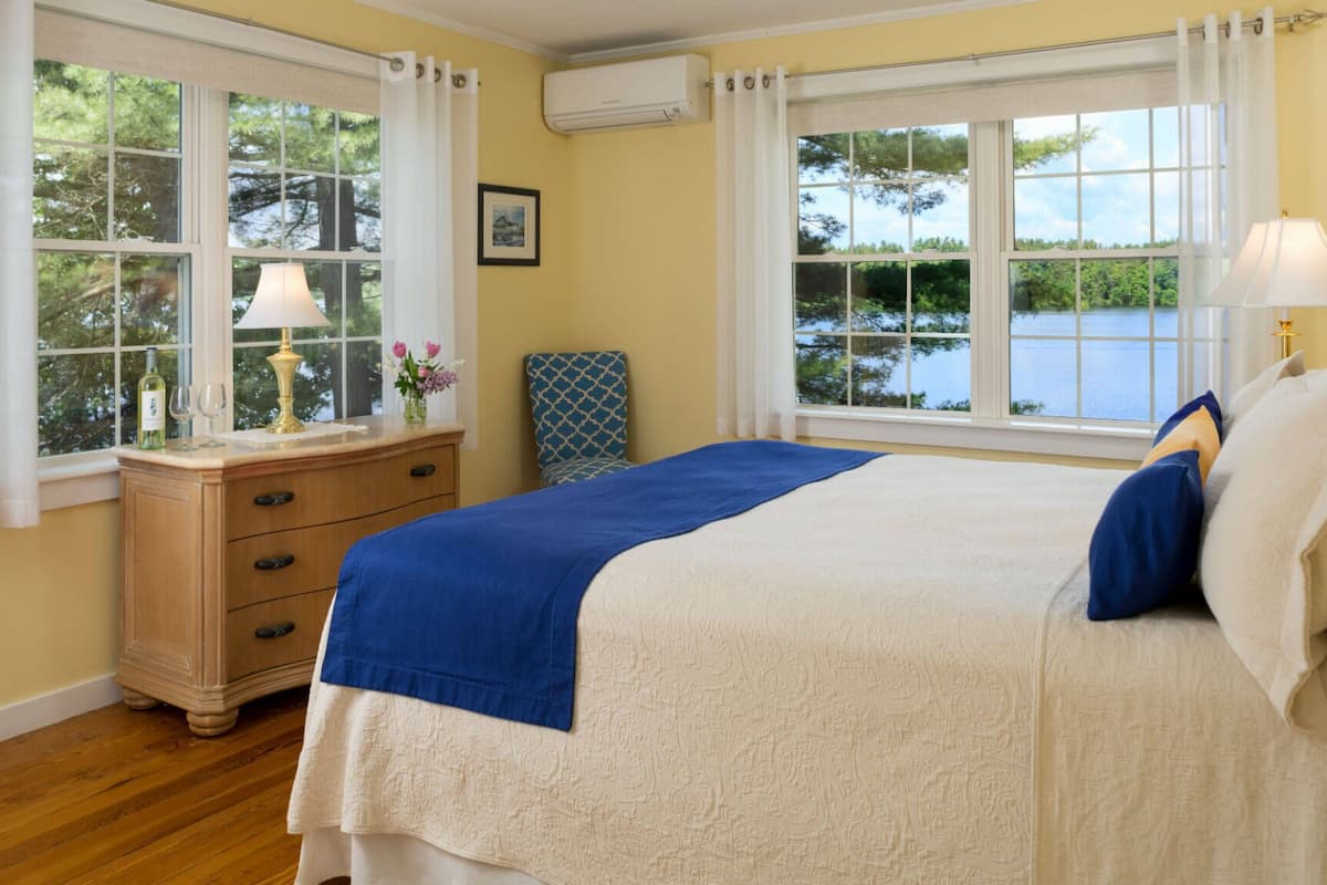 Winter Harbor Suite, 2nd Floor, Accessible, Jetted Spa Tub, Dog Friendly