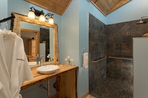 Eagle's Nest Cabin, Accessible, Fireplace, Dog Friendly | Badezimmer