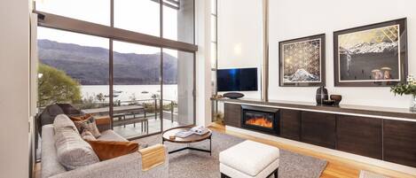 Een smart-tv, een open haard, boeken en een stereo