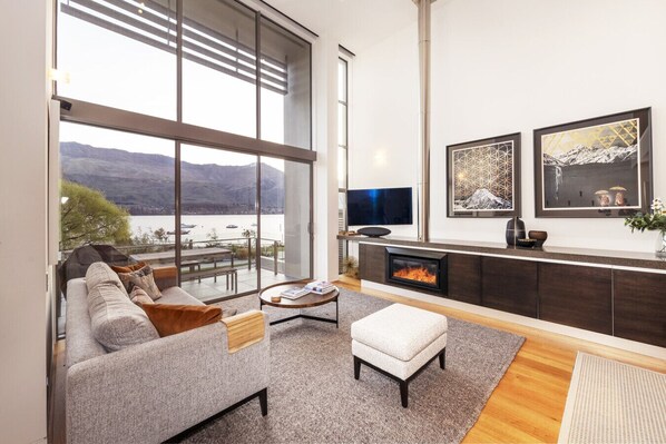 Smart TV, caminetto, libri, impianto stereo
