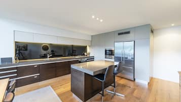 Coffee/tea maker, fridge, microwave, oven