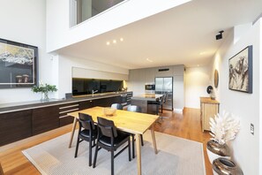 Dining - Lakefront Apartment close to town (Wanaka)