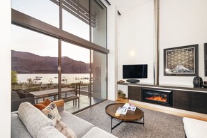 Smart TV, fireplace, books, stereo - Lakefront Apartment close to town (Wanaka)