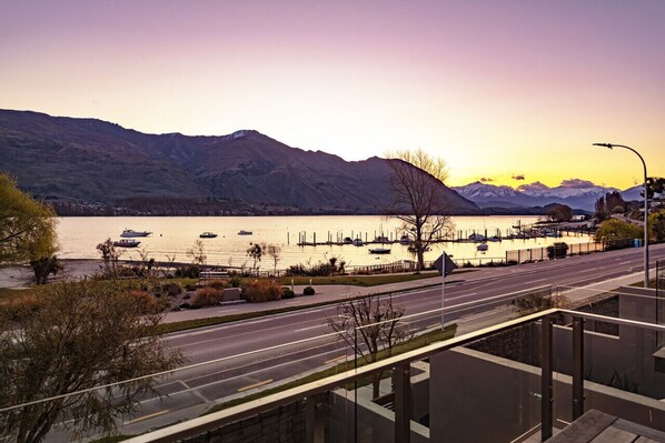 Property grounds - Lakefront Apartment close to town (Wanaka)