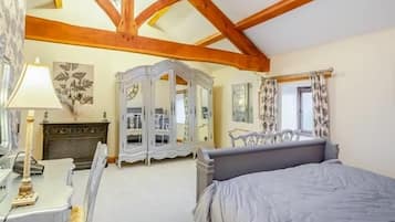 House | 5 bedrooms, iron/ironing board, free WiFi, bed sheets
