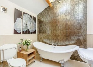 House | Bathroom | Shower, deep-soaking bathtub, hair dryer, towels - Rookery Barn in the Outskirts of Darley (Harrogate)