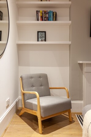 Apartment | Living area | 37-inch Smart TV with satellite channels, Netflix, streaming services - The Richmond Apartments (Richmond)