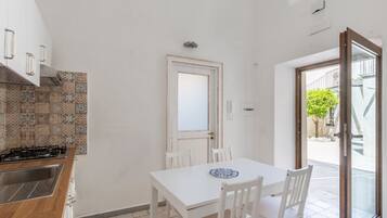 Kjøleskap, kokeplater, kaffetrakter/tekoker og brødrister