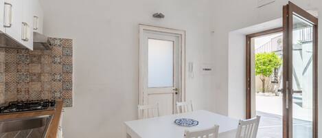 Kühlschrank, Herdplatte, Wasserkocher mit Kaffee-/Teezubehör, Toaster