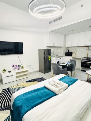 1 bedroom, iron/ironing board, WiFi, bed sheets - Cozy Apartment in Jumeirah Village circle, Dubai. (Dubai)