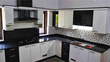 Frigorífico, microondas, placa de cocina y hervidor eléctrico