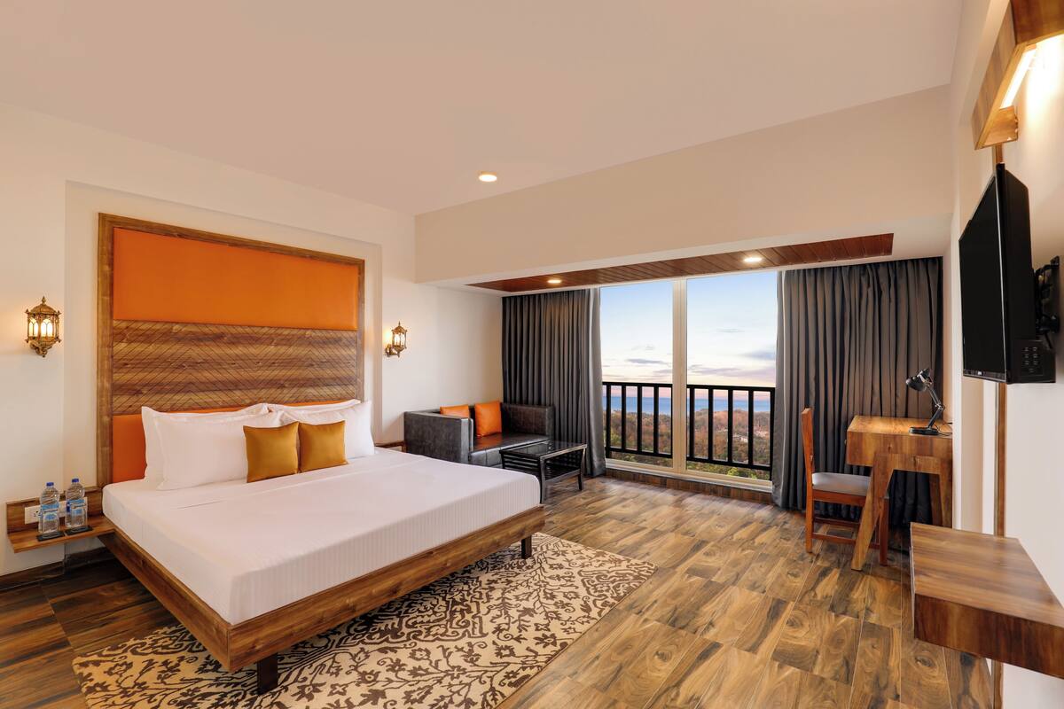 Deluxe King Room with Sea View | مكتب وتجهيزات عازلة للصوت ومكواة/لوح كي وواي فاي مجانًا