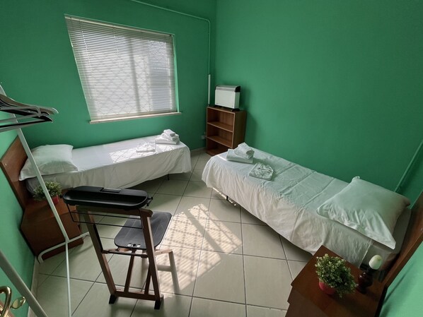 4 habitaciones, escritorio, tabla de planchar con plancha y wifi gratis