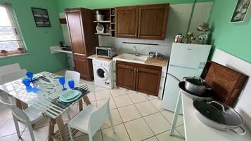 Fridge, oven, stovetop, coffee/tea maker