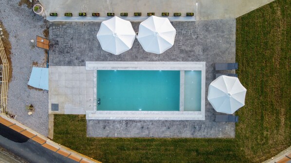 Piscine extérieure, parasols, chaises longues