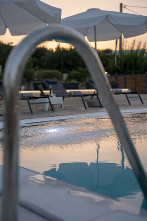 Outdoor pool, pool umbrellas, sun loungers - Villa Nontas Ntina with Private Pool (Rethymno)