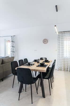 Villa familiale | Repas dans la chambre