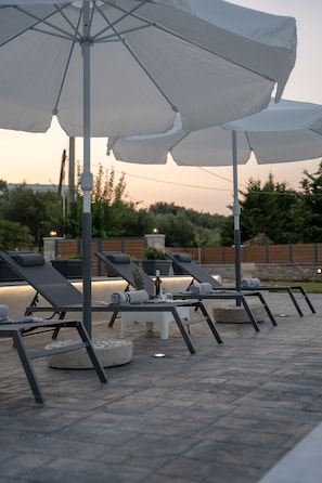 Outdoor pool, pool umbrellas, pool loungers - Villa Nontas Ntina with Private Pool (Rethymno)