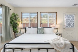 3 bedrooms, desk, iron/ironing board, free WiFi - Walk to Old Town - Cozy Restored Cottage (Cottonwood)