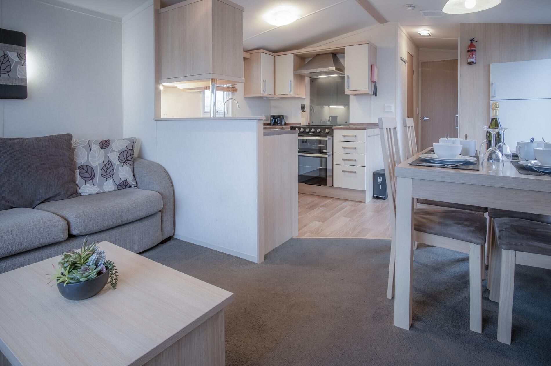 Un appartamento moderno con zona living, angolo cottura e sala da pranzo.