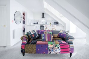 32-inch Smart TV with cable channels - The Penthouse - Luxury 1 Bed - Panorama - Tenby (Tenby)