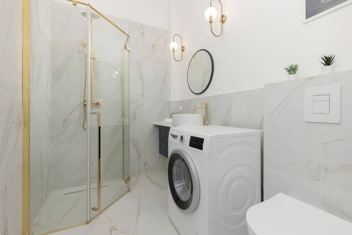 Douche, sèche-cheveux, serviettes fournies, shampoing