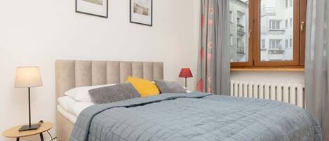 2 bedrooms, desk, iron/ironing board, WiFi