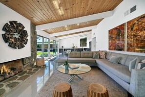 Smart TV, chimenea