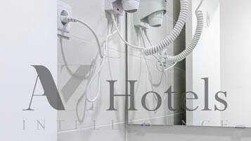 Regadera, secadora de cabello, toallas