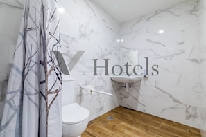 Standard Double Room, 1 Double Bed, Non Smoking, Private Bathroom | Bathroom | Shower, hair dryer, towels