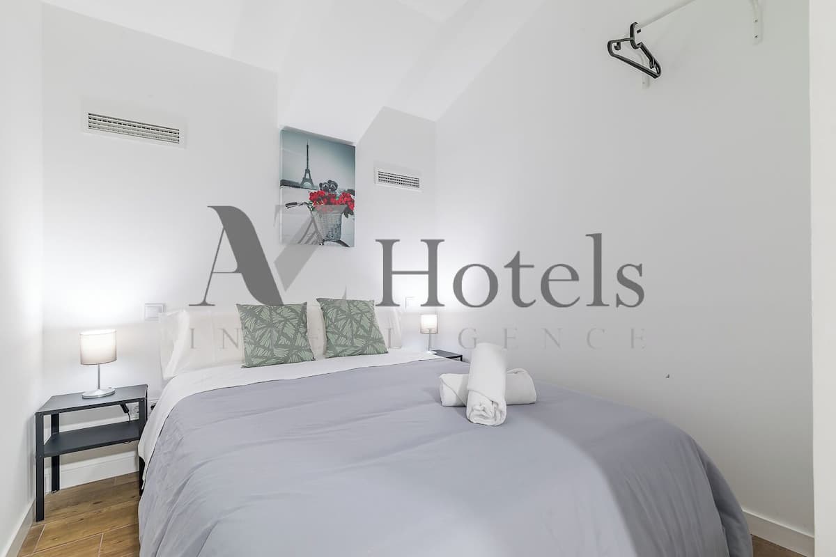 Habitación básica doble, 1 cama matrimonial, para no fumadores, baño compartido | Edredón, tabla de planchar con plancha, wifi gratis y ropa de cama