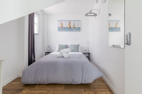 Basic Double Room, 1 Double Bed, Non Smoking, Shared Bathroom | Down comforters, iron/ironing board, free WiFi, bed sheets. AYZ Luis Cabrera-Auto check-in property