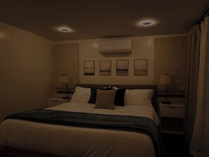 2 habitaciones, escritorio y tabla de planchar con plancha