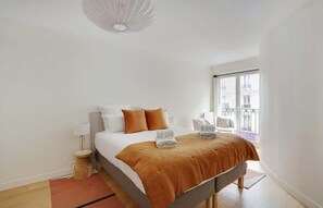 2 bedrooms, iron/ironing board, travel cot, WiFi - A Refined 2-BR in Saint-Germain (Paris)