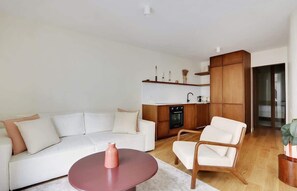 TV, offices - A Refined 2-BR in Saint-Germain (Paris)