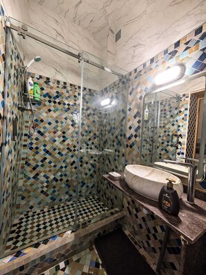 Touria Room 1 | Baño | Regadera, regadera tipo lluvia, amenidades de baño gratuitas 