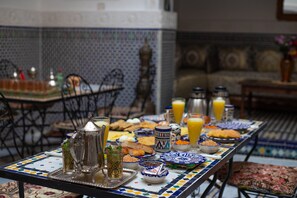 Desayuno completo todos los días (con cargo) 