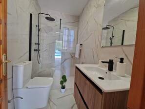 Shower, hair dryer, towels, soap - Tower House con Piscina Privada Disponible Todo el Año, a 5 Min. del Pueblo (Cómpeta)