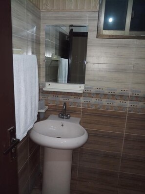 Deluxe Double Room | Bathroom - Arfah Inn Hotel (Lahore)