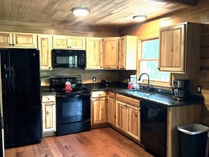 Microondas, lavavajillas, cafetera y tetera y utensilios de cocina 