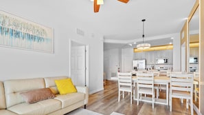 TV, offices - The Epic 26406 Top Floor Vista Cay Resort Orlando Florida (Orlando)
