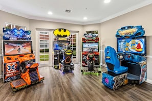 Habitación con juegos de arcade, incluyendo Batman, Juegos de Invierno y Camiones Monstruo.