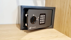 A safe with a keypad and a keyhole, labeled "STANDERS." - Loft Vintage (Santander)