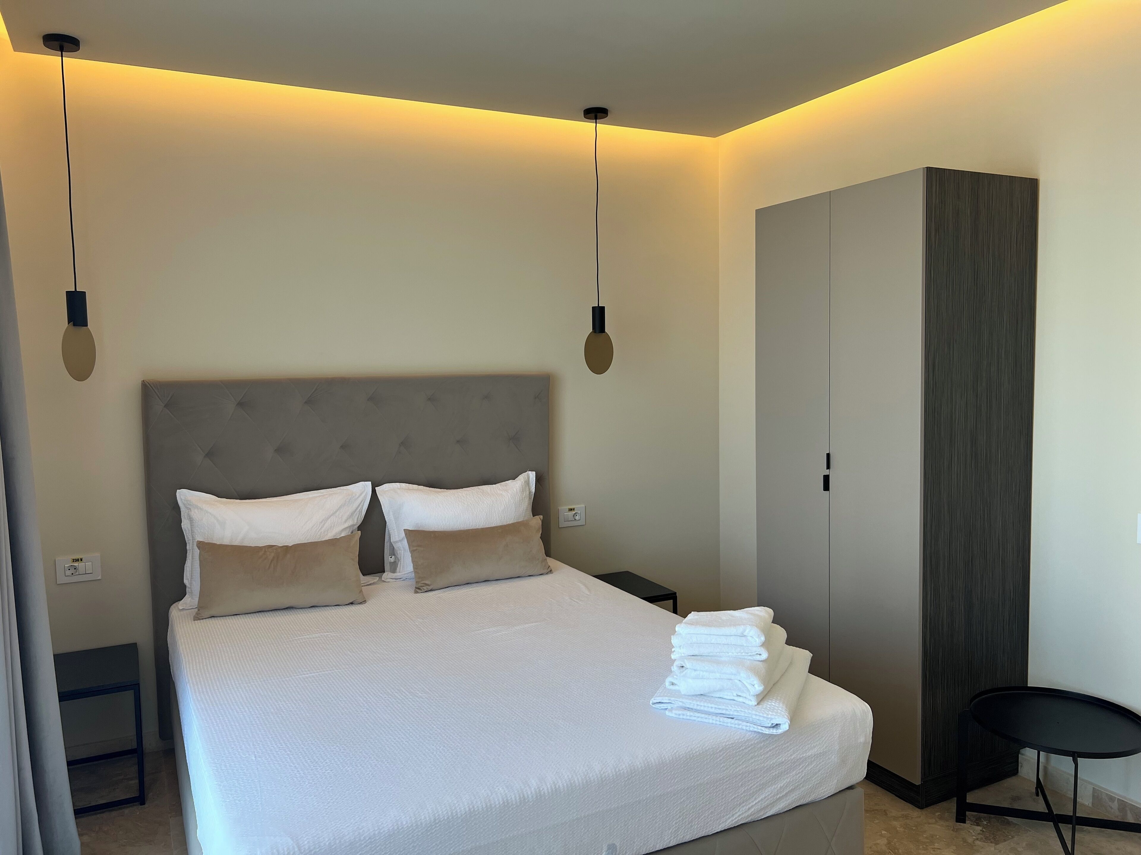 خزنة داخل الغرفة وبديكورات فريدة لكل غرفة وطراز فريد لكل وحدة ومكتب